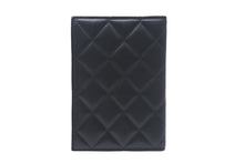 Load image into Gallery viewer, CHANEL シャネル パスポートケース 14番台 キルティング ココマーク ブラック バーガンディ ラムスキン 美品 中古 4c069234