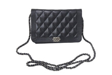 Load image into Gallery viewer, CHANEL シャネル ボーイシャネル チェーンショルダーバッグ 25番台 キャビアスキン ココマーク ブラック シルバー金具 美品 中古 4c069289