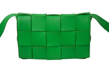 Load image into Gallery viewer, BOTTEGA VENETA ボッテガヴェネタ マキシイントレチャート カセット ショルダーバッグ レザー グリーン 美品 中古 4c069297