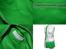 Load image into Gallery viewer, BOTTEGA VENETA ボッテガヴェネタ マキシイントレチャート カセット ショルダーバッグ レザー グリーン 美品 中古 4c069297
