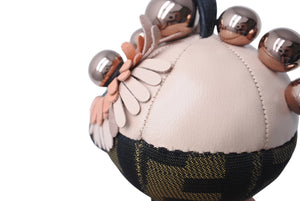 極美品 FENDI フェンディ バッグキーホルダー ズッカ柄 スペースモンキーレザー×キャンバス ピンク×ブラウン 中古 4c069313 