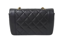 Load image into Gallery viewer, CHANEL シャネル ダイアナ22 マトラッセ チェーンショルダーバッグ ココマーク 2番台 ラムスキン ブラック ゴールド 美品 中古 4c069362
