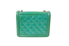 Load image into Gallery viewer, CHANEL シャネル チェーンショルダーバッグ 19番台 レゴボーイ ボーイブリック ココマーク エナメル レザー シルバー金具 美品 中古 4c069397