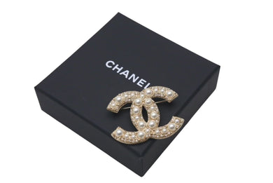 新品未使用品 CHANEL シャネル ココマーク パール ブローチ F24V 22g ゴールド ホワイト 小物 アクセサリー ロゴ シルバー金具 中古 4c069425