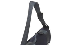 Load image into Gallery viewer, 極美品 CHANEL シャネル ショルダーバッグ A26169 スポーツライン 9番台 ココマーク キャンバス レザー フェルト シルバー金具 中古 4c069435