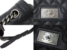 Load image into Gallery viewer, 極美品 CHANEL シャネル チェーンアラウンドショルダーバッグ ボーイシャネル 21番台 カーフスキン ブラック シルバー金具 中古 4c069437