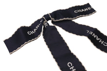 Load image into Gallery viewer, CHANEL シャネル ロゴ リボン タイ シルク ブローチ ネイビーブルー ホワイト 美品 中古 4c069507