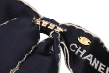 Load image into Gallery viewer, CHANEL シャネル ロゴ リボン タイ シルク ブローチ ネイビーブルー ホワイト 美品 中古 4c069507