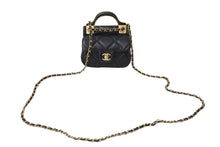 Load image into Gallery viewer, 極美品 CHANEL シャネル マトラッセ チェーン ミニ ショルダーバッグ 31番台 ブラック ラムスキン ココマーク ゴールド金具 中古 4c069578