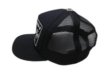 Load image into Gallery viewer, CHROME HEARTS クロムハーツトラッカーキャップ CHロゴ刺繍 クロスボール シルバー 925 ブラック 中古 美品 4c069632