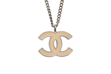 Load image into Gallery viewer, CHANEL シャネル ココマークネックレス 02A刻印 重量約6.1 メタル シルバー ベージュ シルバー金具 美品 中古 4c069711