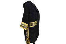 Load image into Gallery viewer, 新品未使用 VERSACE ヴェルサーチ バロック キッズ バスローブ ZACJYNG01 イタリア製 テスート ブラック イエロー サイズM 4c069723