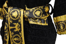 Load image into Gallery viewer, 新品未使用 VERSACE ヴェルサーチ バロック キッズ バスローブ ZACJYNG01 イタリア製 テスート ブラック イエロー サイズM 4c069723