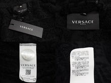 Load image into Gallery viewer, 新品未使用 VERSACE ヴェルサーチ バロック キッズ バスローブ ZACJYNG01 イタリア製 テスート ブラック イエロー サイズM 4c069723