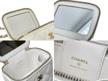 Load image into Gallery viewer, CHANEL シャネル マトラッセ スモールバニティ チェーンショルダーバッグ AP1340 ココマーク ホワイト 32番台 美品 中古 4c069748