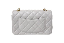 Load image into Gallery viewer, 極美品 CHANEL シャネル ミニマトラッセ 20 Sフラップ Sショルダーバッグ ランダム番台 ラムスキン グレー ゴールド金具 中古 4c069749