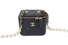 Load image into Gallery viewer, 極美品 CHANEL シャネル スモールバニティ パールショルダーバッグ 31番台 AP2581 ココマーク ラムスキン フェイクパール 中古 4c069772