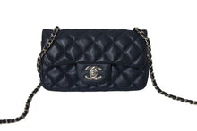 Load image into Gallery viewer, 極美品 CHANEL シャネル ショルダーバッグ 17cm ミニマトラッセショルダーチェーン ネイビー キャビアスキン 15番台 中古 4c069773