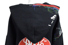 Load image into Gallery viewer, 新品未使用 ECKO エコー Dear1993.art &quot;STILL LOUD&quot; OG Logo Mended Hoodie パーカー ブラック マルチカラー刺繍 サイズXL 中古 4c069866