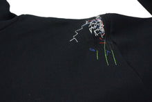 Load image into Gallery viewer, 新品未使用 ECKO エコー Dear1993.art &quot;STILL LOUD&quot; OG Logo Mended Hoodie パーカー ブラック マルチカラー刺繍 サイズXL 中古 4c069866