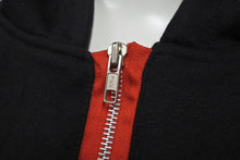 Load image into Gallery viewer, ノーブランド ジップパーカー スウェット リメイク 袖刺繍 ブラック レッド サイズM 美品 中古 4c069878
