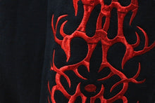 Load image into Gallery viewer, ノーブランド ジップパーカー スウェット リメイク 袖刺繍 ブラック レッド サイズM 美品 中古 4c069878