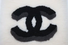 Load image into Gallery viewer, CHANEL シャネル ムートンマフラー ブランドロゴ イタリア製 ムートン カシミア ホワイト ブラック グレー 美品 中古 4c070055