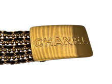 Load image into Gallery viewer, 極美品 CHANEL シャネル ロゴ プレート チェーン ベルト 96A ゴールド ブラック GP レザー ゴールド金具 ヴィンテージ 小物 中古 4c070074