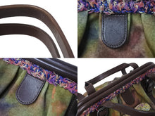 Load image into Gallery viewer, 極美品 CHANEL シャネル エンブロイダリー ハンドバッグ A92791 20番台 ココマーク グラフィティ がま口 カーキ 中古 4c070107