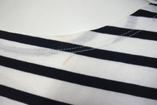 Load image into Gallery viewer, CHANEL シャネル 長袖Ｔシャツ C07811W04206 サイズM 2008年 クリスマス限定 ココマーク ボーダー ホワイト 美品 中古 4c070293