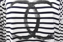 Load image into Gallery viewer, CHANEL シャネル 長袖Ｔシャツ C07811W04206 サイズM 2008年 クリスマス限定 ココマーク ボーダー ホワイト 美品 中古 4c070293