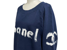 Load image into Gallery viewer, 極美品 CHANEL シャネル スウェット C63121K06167 サイズM 2013年 クリスマス限定 ココマーク ラグラン ネイビー 中古 4c070294