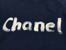 Load image into Gallery viewer, 極美品 CHANEL シャネル スウェット C63121K06167 サイズM 2013年 クリスマス限定 ココマーク ラグラン ネイビー 中古 4c070294