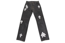 Load image into Gallery viewer, CHROME HEARTS クロムハーツ LEVI&#39;S リーバイス クロスパッチ ウォッシュドデニムパンツ ブラック系 サイズ26 美品 中古 4c070348