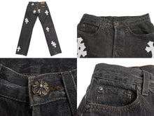 Load image into Gallery viewer, CHROME HEARTS クロムハーツ LEVI&#39;S リーバイス クロスパッチ ウォッシュドデニムパンツ ブラック系 サイズ26 美品 中古 4c070348