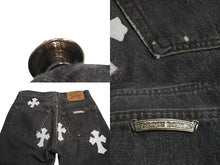 Load image into Gallery viewer, CHROME HEARTS クロムハーツ LEVI&#39;S リーバイス クロスパッチ ウォッシュドデニムパンツ ブラック系 サイズ26 美品 中古 4c070348