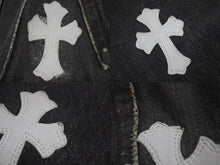 Load image into Gallery viewer, CHROME HEARTS クロムハーツ LEVI&#39;S リーバイス クロスパッチ ウォッシュドデニムパンツ ブラック系 サイズ26 美品 中古 4c070348