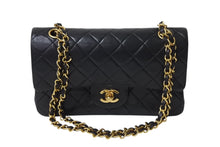 Load image into Gallery viewer, CHANEL シャネル マトラッセ23 Wフラップ チェーン ショルダーバッグ ラムスキン 1番台 ブラック ゴールド金具 美品 中古 4c070383
