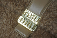 Load image into Gallery viewer, 極美品 MIUMIU ミュウミュウ 2WAY ボア シアリングバッグ ハンドバッグ シープファー ムートン カラメル ブラウン 中古 4c070439