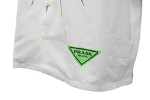 Load image into Gallery viewer, 新品同様 PRADA プラダ タイムカプセル プリント コットン シャツ ホワイト グリーン メンバー限定 オンライン限定 UCS438 15P8 F0018 S 231 サイズM 中古 4c070464