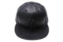 Load image into Gallery viewer, NEW ERA ニューエラ キャップ レザー 牛革 ブラック スワロフスキー サイズ7 3/8 58.7cm 美品 中古 4c070476