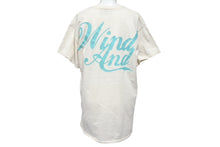 Load image into Gallery viewer, WIND AND SEA ウィンドアンドシー 半袖Tシャツ WDS-CS-210 サイズM アイボリー ブルー ラメ 筆記体ロゴ 美品 中古 4c070480