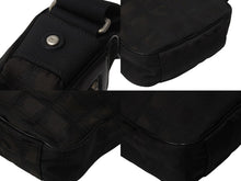 Load image into Gallery viewer, 極美品 CHANEL シャネル ニュートラベルライン ショルダーバッグ A30913 10番台 ココマーク ブラック ブラウン ナイロンキャンバス 中古 4c070504