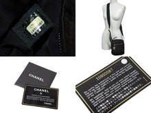 Load image into Gallery viewer, 極美品 CHANEL シャネル ニュートラベルライン ショルダーバッグ A30913 10番台 ココマーク ブラック ブラウン ナイロンキャンバス 中古 4c070504