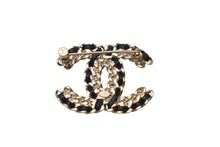 Load image into Gallery viewer, CHANEL シャネル ブローチ アクセサリー ココマーク メタル ラインストーン レザー F21V刻印 ゴールド ブラック 美品 中古 4c070599