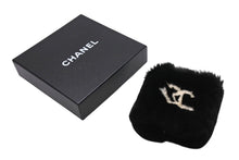 Load image into Gallery viewer, 極美品 CHANEL シャネル ココマーク リアルファー リストバンド ファーバングル フランス ラパン ブラック ホワイト 中古 4c070626