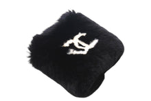 Load image into Gallery viewer, 極美品 CHANEL シャネル ココマーク リアルファー リストバンド ファーバングル フランス ラパン ブラック ホワイト 中古 4c070626