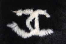 Load image into Gallery viewer, 極美品 CHANEL シャネル ココマーク リアルファー リストバンド ファーバングル フランス ラパン ブラック ホワイト 中古 4c070626