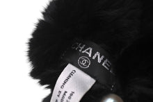 Load image into Gallery viewer, 極美品 CHANEL シャネル ココマーク リアルファー リストバンド ファーバングル フランス ラパン ブラック ホワイト 中古 4c070626