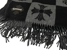 Load image into Gallery viewer, 極美品 CHROME HEARTS クロムハーツ スクロールラベル シルク 大判ストール レザーパッチ ブラック 4c070840